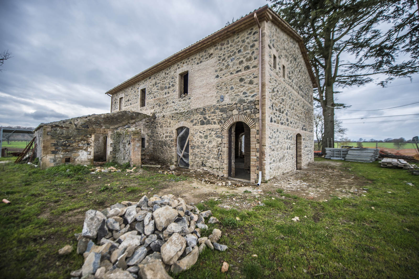 RENOVIERUNGSBEDÜRFTIGES LANDHAUS ZU VERKAUFEN